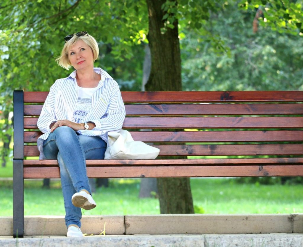 bench-sitting-woman